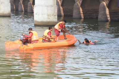 बाढ़ आपदा से बचाव हेतु एनडीआरएफ ने किया शिवनाथ नदी में मॉकड्रिल
