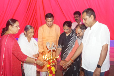 *चैतन्य देवियों की झांकी में शिवानी दीदी ने बताया हर शक्ति मां बनकर हमारी पालना करती...