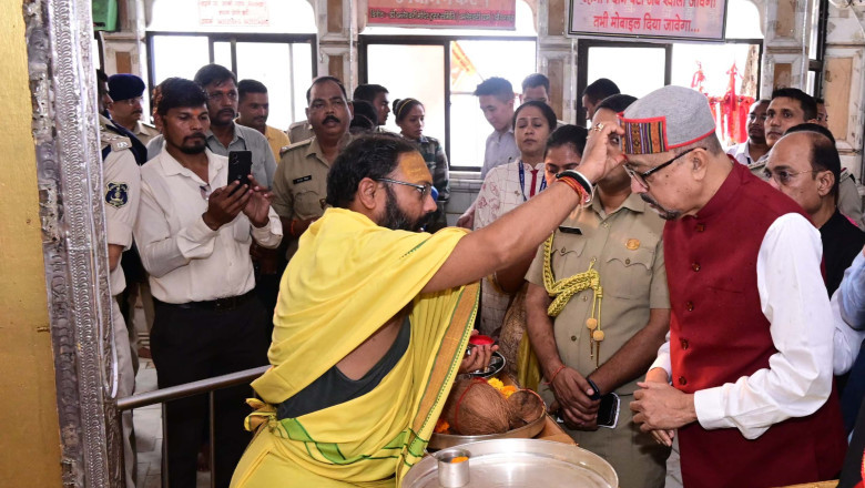 राज्यपाल रमेन डेका ने डोंगरगढ़ में माँ बम्लेश्वरी की पूजा-अर्चना की