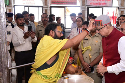 राज्यपाल रमेन डेका ने डोंगरगढ़ में माँ बम्लेश्वरी की पूजा-अर्चना की