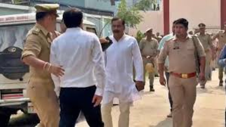 UP में बीजेपी विधायक योगेश वर्मा को पुलिस के सामने जड़ दिया थप्पड़...