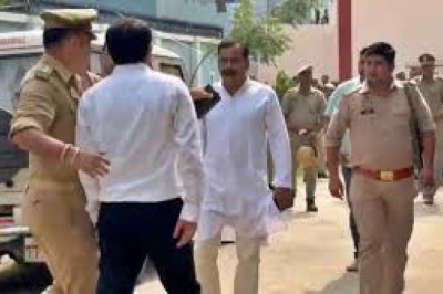 UP में बीजेपी विधायक योगेश वर्मा को पुलिस के सामने जड़ दिया थप्पड़...