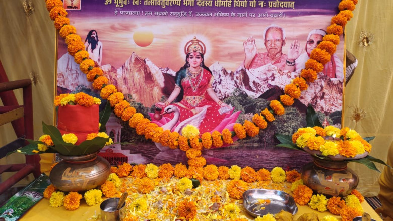 आज गायत्री शक्तिपीठ में नवरात्रि अष्टमी/नवमी पर पांच कुण्डीय गायत्री महायज्ञ