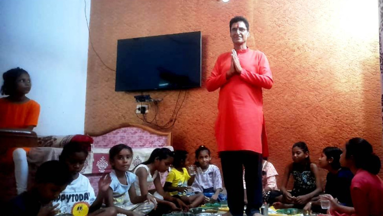 समाजसेवी संजीव सिंघल ने नवरात्र पर भोजन कराया