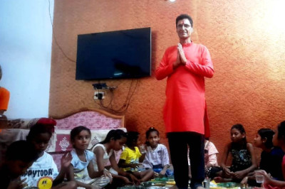 समाजसेवी संजीव सिंघल ने नवरात्र पर भोजन कराया