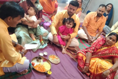 गायत्री शक्तिपीठ में वैदिक मन्त्रोंच्चार व स्वाहा ध्वनि के उच्चारण के साथ मातारानी को दी गई आहूति