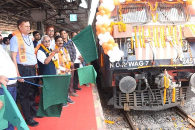 विधायक डोमन लाल कोर्सेवाड़ा ने अयोध्या जाने वाले श्रद्धालुओं का रेलवे स्टेशन में स्वागत कर आस्था ट्रेन को हरी झंडी दिखाकर किया रवाना....