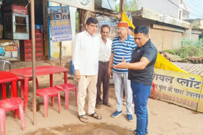 प्रयास:चौक-चौराहों सहित डिवाइडर के दोनों तरफ जमी धूल की सफाई में लगातार जुटे निगम कर्मी...