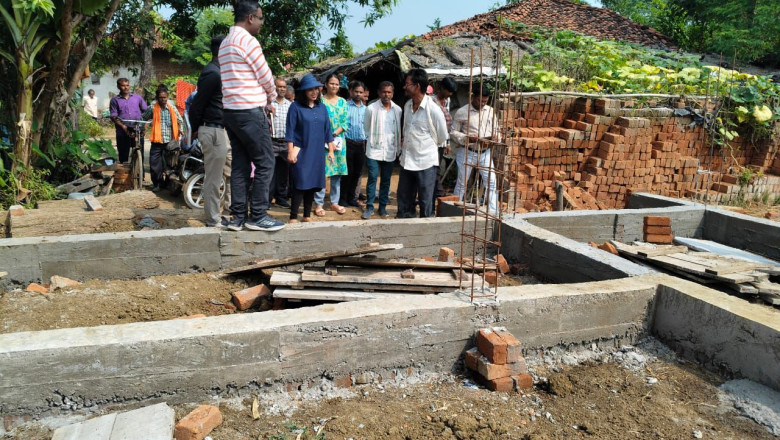 जिला पंचायत सीईओ ने प्रधानमंत्री आवास योजना-ग्रामीण अंतर्गत स्वीकृत निर्माणाधीन आवासों का किया निरीक्षण