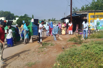 जिले के सभी ग्रामों में बनाया गया स्वच्छता त्यौहार जनप्रतिनिधि, अधिकारी, कर्मचारी, समूह की महिलाएं तथा ग्रामीणों ने की गांव की साफ-सफाई