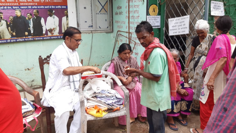 महेशचन्द्र ने आस्था वृद्धाश्रम में किया वस्त्र वितरण और खिलाई दूध-मिठाई...