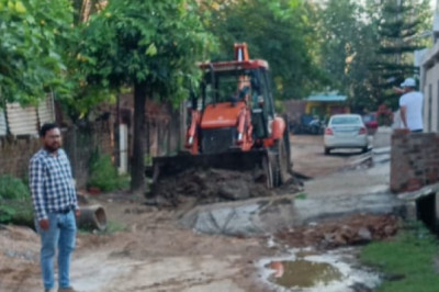 अतिक्रमण शिकायत पर तत्काल एक्शन:मोहल्लेवासियों द्वारा शिकायत पर निगम ने तुरंत कार्रवाही कर हटाया सड़क क्षेत्र में बने रेम्प:
