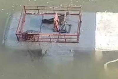 नहर में गिरी स्कूल गाड़ी, सवार थे 18 बच्चे...