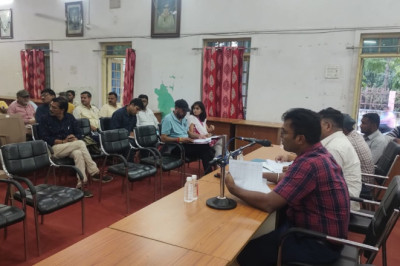 आयुक्त ने राजस्व वसूली की समीक्षा मे कम वसूली पर नराजगी व्यक्त कर संबंधित का वेतन काटने के दिये कडे निर्देश
