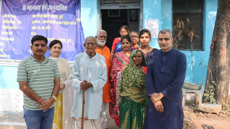 दीपावली पर वृद्धजनों के संग खुशियाँ बाँटने पहुंचे कलेक्टर एवं पुलिस अधीक्षक