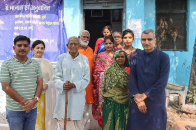 दीपावली पर वृद्धजनों के संग खुशियाँ बाँटने पहुंचे कलेक्टर एवं पुलिस अधीक्षक