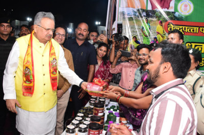 विधानसभा अध्यक्ष डॉ. रमन सिंह ने शासन की लोक कल्याणकारी योजनाओं पर आधारित विभागीय स्टॉल एवं प्रदर्शनी का किया अवलोकन