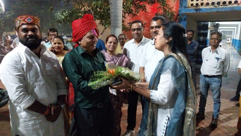 दायित्व का निष्ठा पूर्वक निर्वहन करने वाले अधिकारी को महापौर ने अपने वाहन से पहुंचाया निवास  - बाजे गाजे के साथ दी बिदाई...