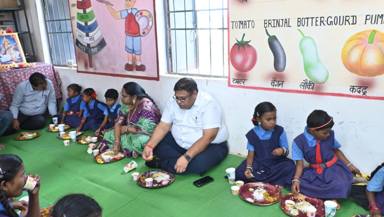 कलेक्टर - सीईओ ने अपने जन्मदिन पर बच्चों को बांटी खुशियाँ स्कूली बच्चों को न्यौता भोज देकर अपने हाथों से परोसा भोजन