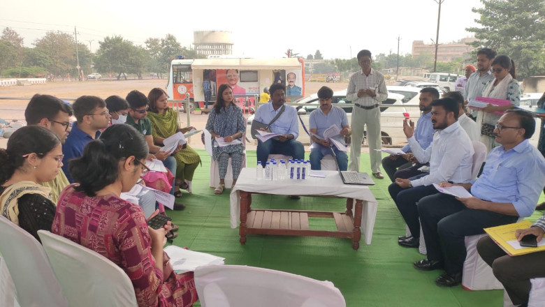 भारतीय प्रशासनिक सेवा के प्रशिक्षु अधिकारीगण द्वारा निगम रिसाली के  स्लम एरिया में पंहुचकर  संचालित योजनाओं की जानकारी ली...