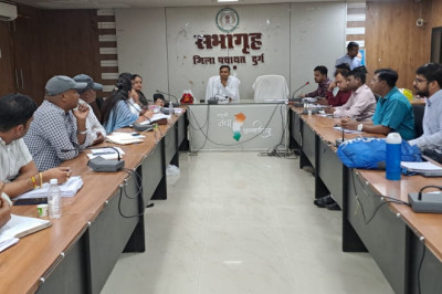 मुख्य कार्यपालन अधिकारी ने की योजनाओं की समीक्षा...