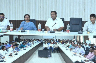 धान खरीदी में लापरवाही नहीं की जायेगी बर्दाश्त - कलेक्टर अग्रवाल नोडल अधिकारी, ब्रांच मैनेजर, समिति प्रबंधक एवं ऑपरेटर गंभीरतापूर्वक करें कार्य