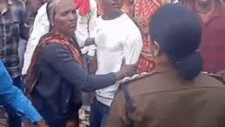 महिला TI ने युवक को जड़ा थप्पड़, तो भीड़ ने भी चांटा मारकर लिया बदला...