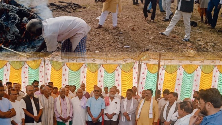 खुज्जी विधायक भोलाराम साहू लतमार जंघेल के अंतिम संस्कार कार्यक्रम मे शामिल हुए...