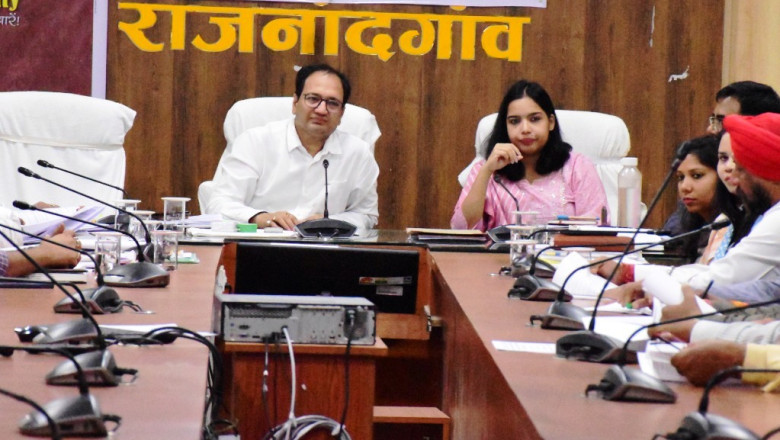 कलेक्टर ने ली समय अनुसूची के संबंध में राजनीतिक दलों की ली बैठक...