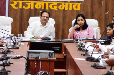 कलेक्टर ने ली समय अनुसूची के संबंध में राजनीतिक दलों की ली बैठक...