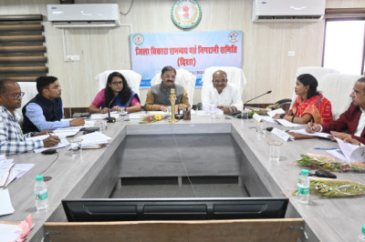 अधिकारीगण योजनाओं का बेहतर क्रियान्वयन करें, जिससे जिला एक नए स्वरूप को प्राप्त कर सके-सांसद संतोष पाण्डेय