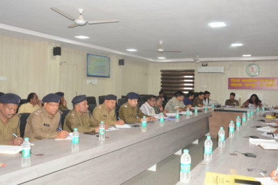 कलेक्टर एवं पुलिस अधीक्षक ने ली कानून व्यवस्था के संबंध में अधिकारियों की बैठक अवैध शराब परिवहन, भंडारण, विक्रय पर करें कड़ी कार्रवाई