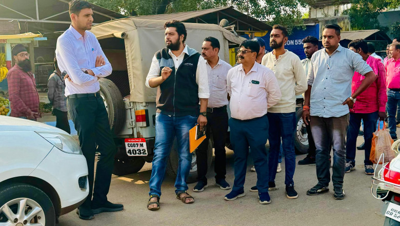 नोटिस का नही पड़ा असर,कमिश्नर पहुँचे ताला बंदी कार्रवाही करने: