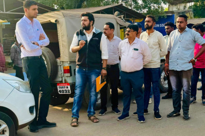 नोटिस का नही पड़ा असर,कमिश्नर पहुँचे ताला बंदी कार्रवाही करने: