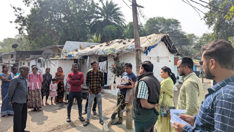 गौरव पथ स्थित शासकीय नर्सिंग हास्टल के पीछे जोगी नगर झुग्गी बस्ती में अवैध रूप से निवासरत परिवारों को स्वयं के आवास का सपना सकार करने निगम की टीम ने दी  समझाईस...