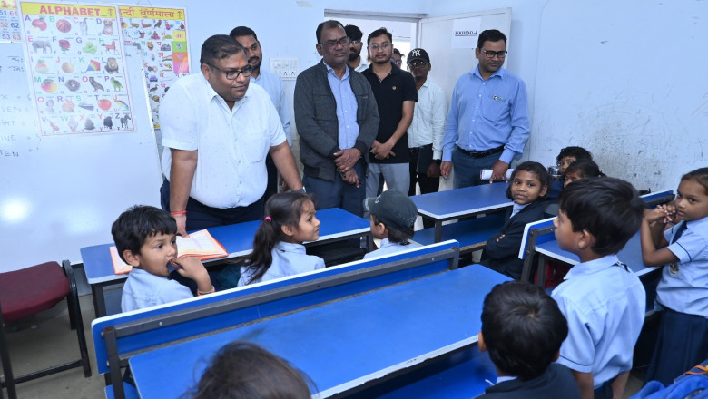 कलेक्टर अग्रवाल वनांचल क्षेत्र के ग्राम जुगाड़ एवं धुरवागुड़ी पहुंचे प्राथमिक, मीडिल स्कूल, आंगनबाड़ी एवं सेजेस का किया निरीक्षण...