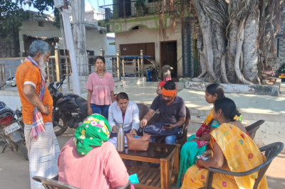 घर पहुंचकर बनाया जा रहा है आयुष्मान कार्ड...