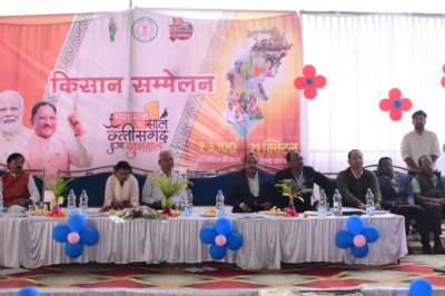 किसान सम्मेलन में किसानों को जनसम्पर्क विभाग की पत्रिका सुशासन के नवीन आयाम, उदित छत्तीसगढ़ एवं छत्तीसगढ़ सरकार की एक साल की महत्वपूर्ण उपलब्धियों पर आधारित पाम्पलेट का किया गया नि:शुल्क वितरण...