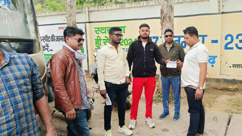 सड़क पर बस धोने पर ड्राइवर को पड़ गया महंगा,भरना पड़ा जुर्माना...