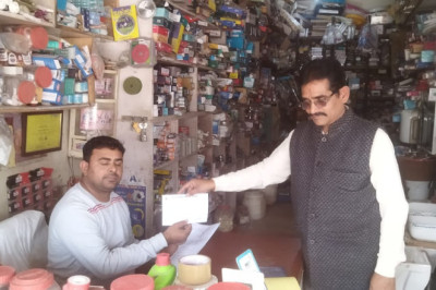 सड़को पर गंदगी फैलाने वाले व्यापारियो से 9500 रूपये की चालानी कार्यवाही...