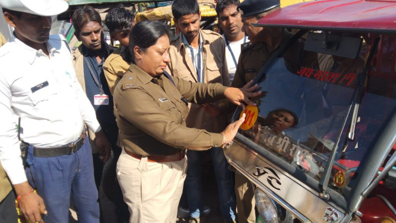 ई रिक्शा चालको द्वारा यातायात नियमों संबंधी प्रश्नो का जवाब देने पर हेलमेट प्रदान किया गया।