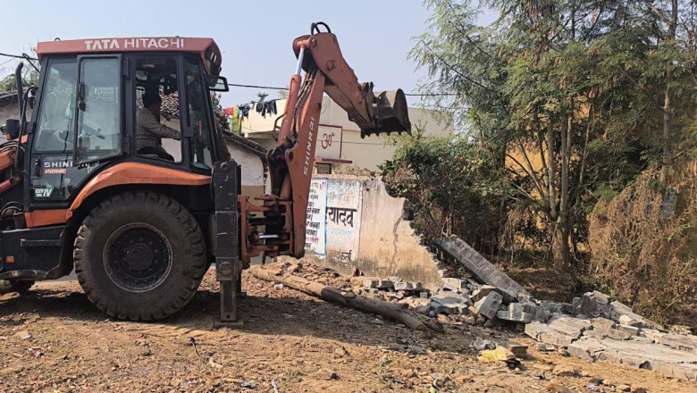 आंगनबाड़ी क्षेत्र की भूमि पर अवैध बाउंड्रीवाल निर्माण कब्जा,निगम ने चलाया बुलडोजर...