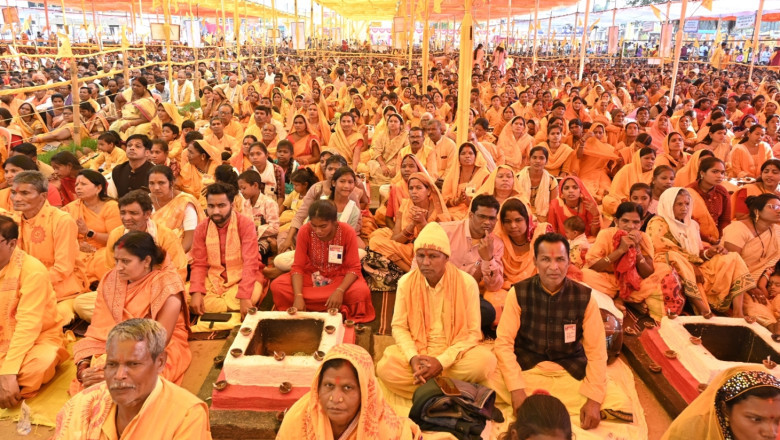 मुख्यमंत्री विष्णु देव साय सपत्निक राष्ट्र जागरण 108 कुण्डीय गायत्री महायज्ञ में हुए शामिल