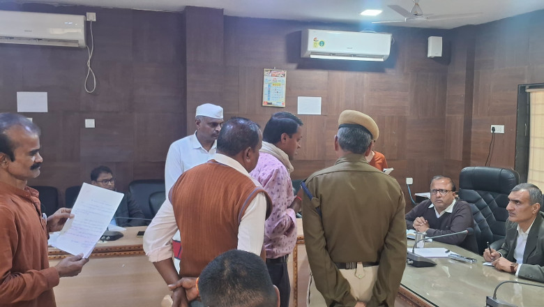 जनदर्शन में मांग एवं शिकायतों से संबंधित 32 आवेदन मिले  समय-सीमा बैठक के बाद कलेक्टर शर्मा ने सुनी जनदर्शन में लोगों की समस्याएं