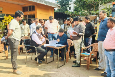 निगम आयुक्त ने दैनिक वेतन भोगी एवं ठेका श्रमिकों का समक्ष में भौतिक सत्यापन कर उनके कार्यो की ली जानकारी