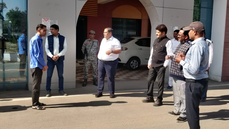 कलेक्टर अग्रवाल की बड़ी कार्यवाही, विलंब से कार्यालय आने वाले 65 अधिकारी-कर्मचारियों को कारण बताओ नोटिस जारी कलेक्ट्रेट परिसर में बायोमेट्रिक से होंगी अटेंडेंस