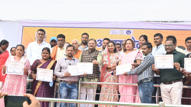 प्रधानमंत्री आवास योजना के हितग्राहियों को सांसद संतोष पांडे ने सम्मानित  किया