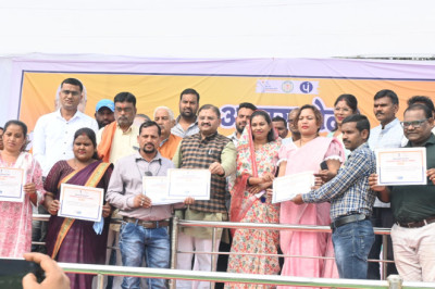 प्रधानमंत्री आवास योजना के हितग्राहियों को सांसद संतोष पांडे ने सम्मानित  किया