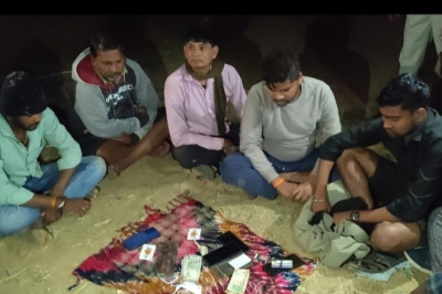 आधी रात को ताश के पत्तों की फड़ लगाकर जुआं खेल रहे लोगों पर कार्यवाहीआरोपियों से कुल रकम 2220 रूपए एवं ताश के 52 पत्ती जप्त...