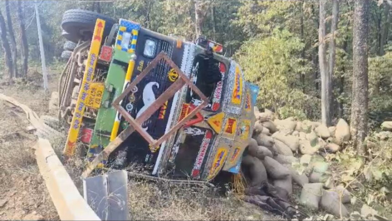 धान परिवहन करते ट्रक हुआ दुर्घटनाग्रस्त, चालक की बाल – बाल बची जान...